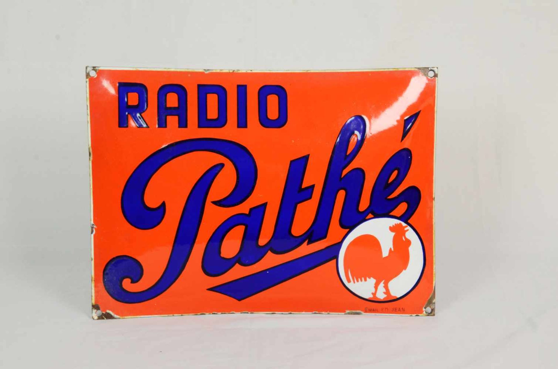 Curved enamel sign Radio PathéThis Radio Pathé curved enamel sign has 4 mounting holes. Overall good