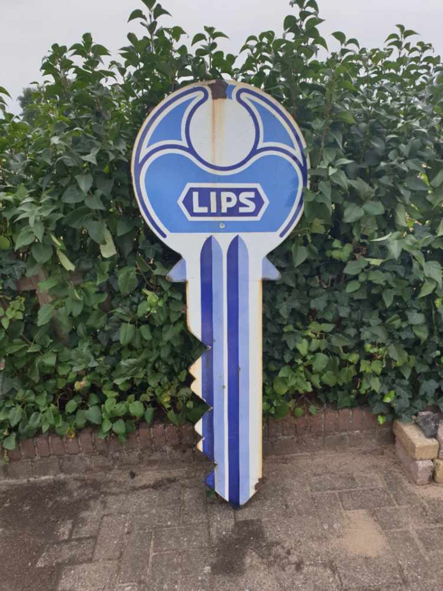 Original Dutch 1940`s enamel sign keyOriginal Dutch langcat 1940`s produced enamel sign key shape