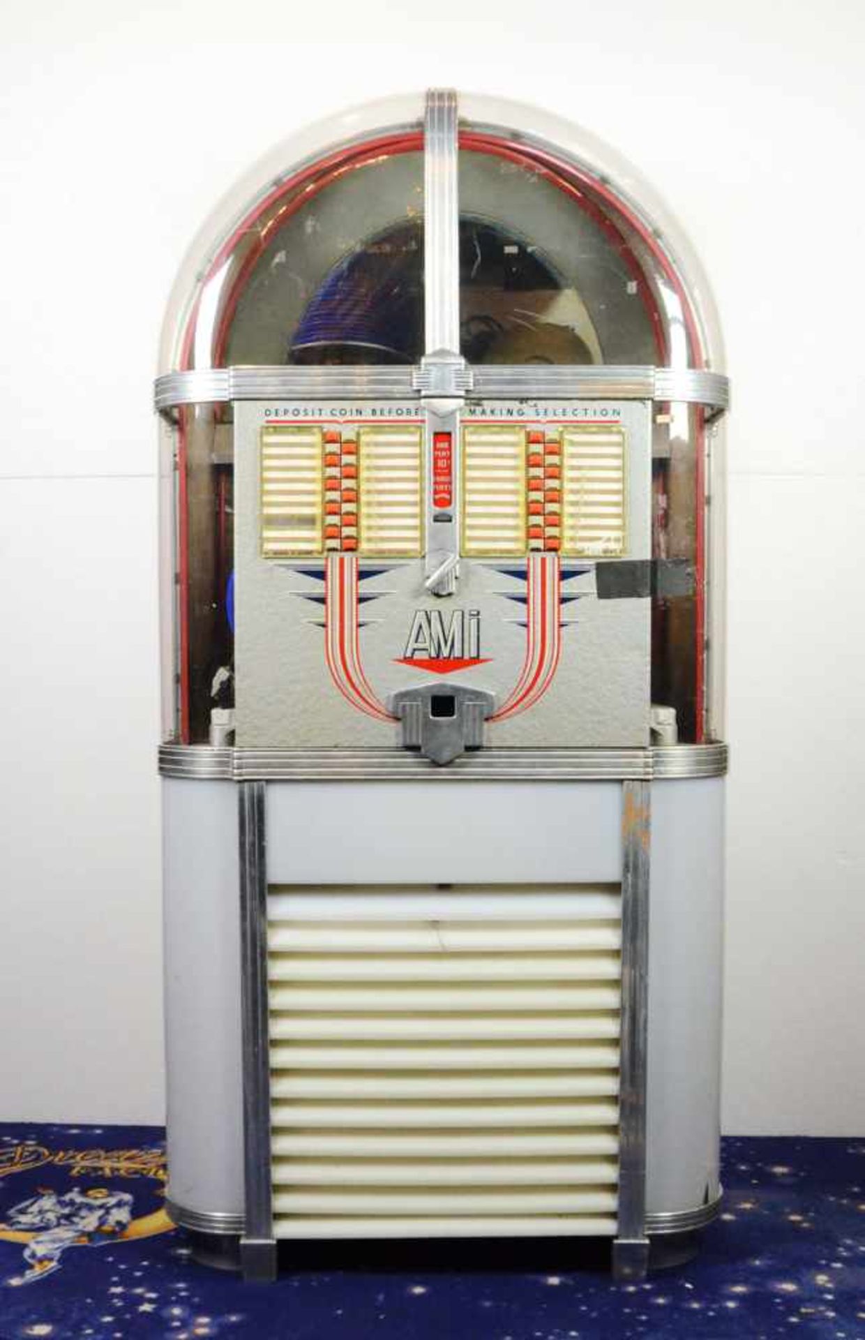 Juke-Box AMI 500, Model "C"Jukebox AMI 500 , Model "C" plays 45 rpm records, rotating lights in