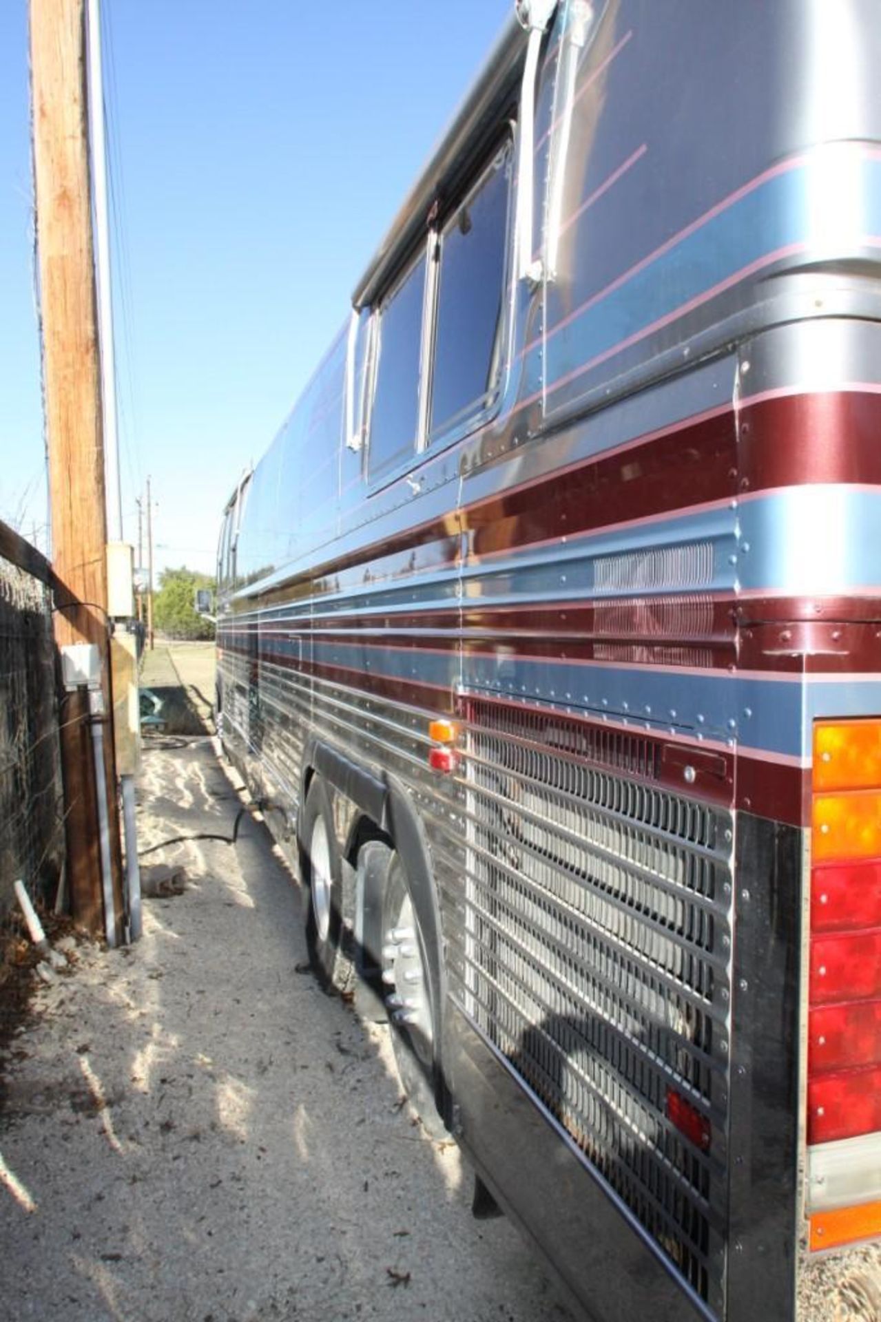 1990 Prevost Le Mirage XL Beaver Coach Conversion Motor Home - Image 3 of 97