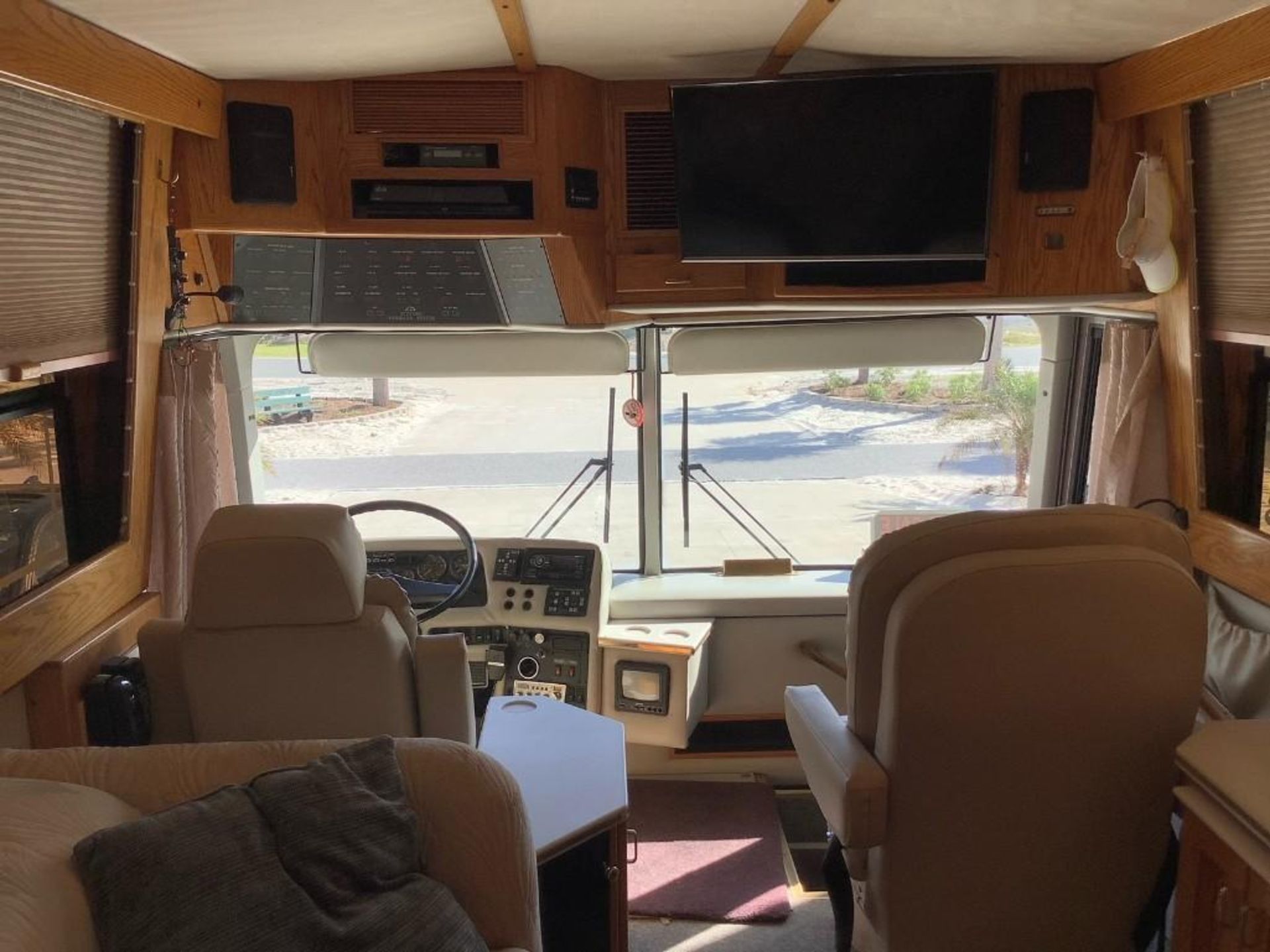 1990 Prevost Le Mirage XL Beaver Coach Conversion Motor Home - Image 56 of 97