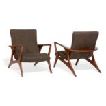 ANNÉES 50 - Paire de larges fauteuils et leurs repose-pieds, structure en sapelli, [...]