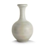 MADOURA - Grand vase balustre en faïence sur talon, large col bandeau, émail [...]