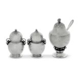 GEORG JENSEN (1866-1935) - Suite de cinq pièces en argent comprenant : - - un [...]