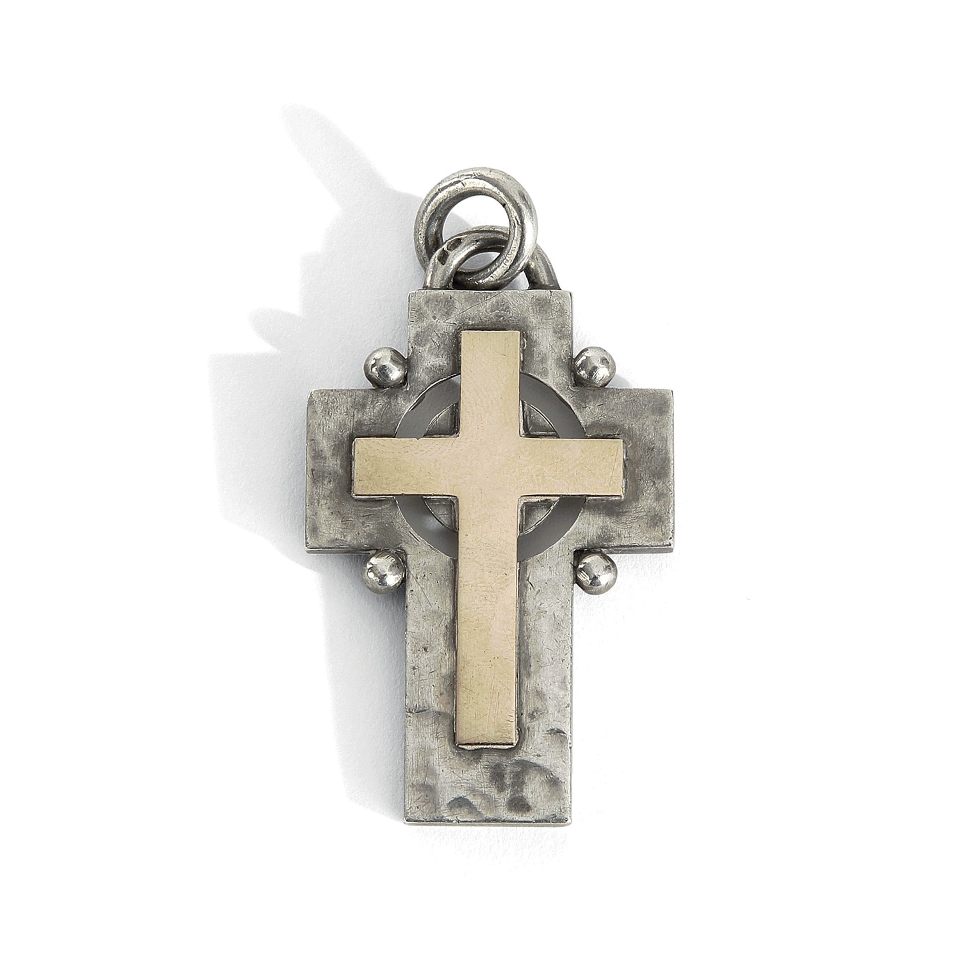 JEAN DESPRÈS (1889-1980) - Pendentif croix en argent martelé stylisant [...]