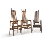 ARTS & CRAFTS - Suite de trois chaises à structure en chêne, assise suspendue, [...]