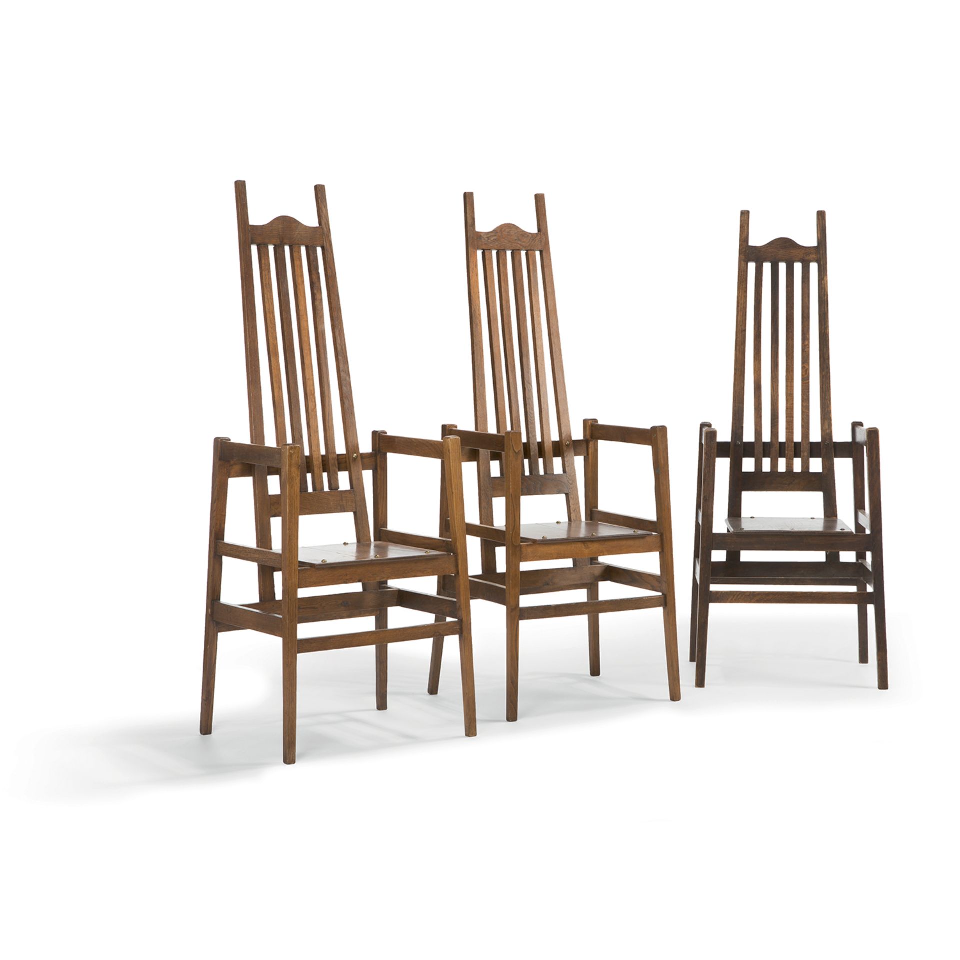 ARTS & CRAFTS - Suite de trois chaises à structure en chêne, assise suspendue, [...]