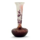 ÉTABLISSEMENTS GALLÉ (1904-1936) - Vase soliflore en verre multicouche violet sur [...]