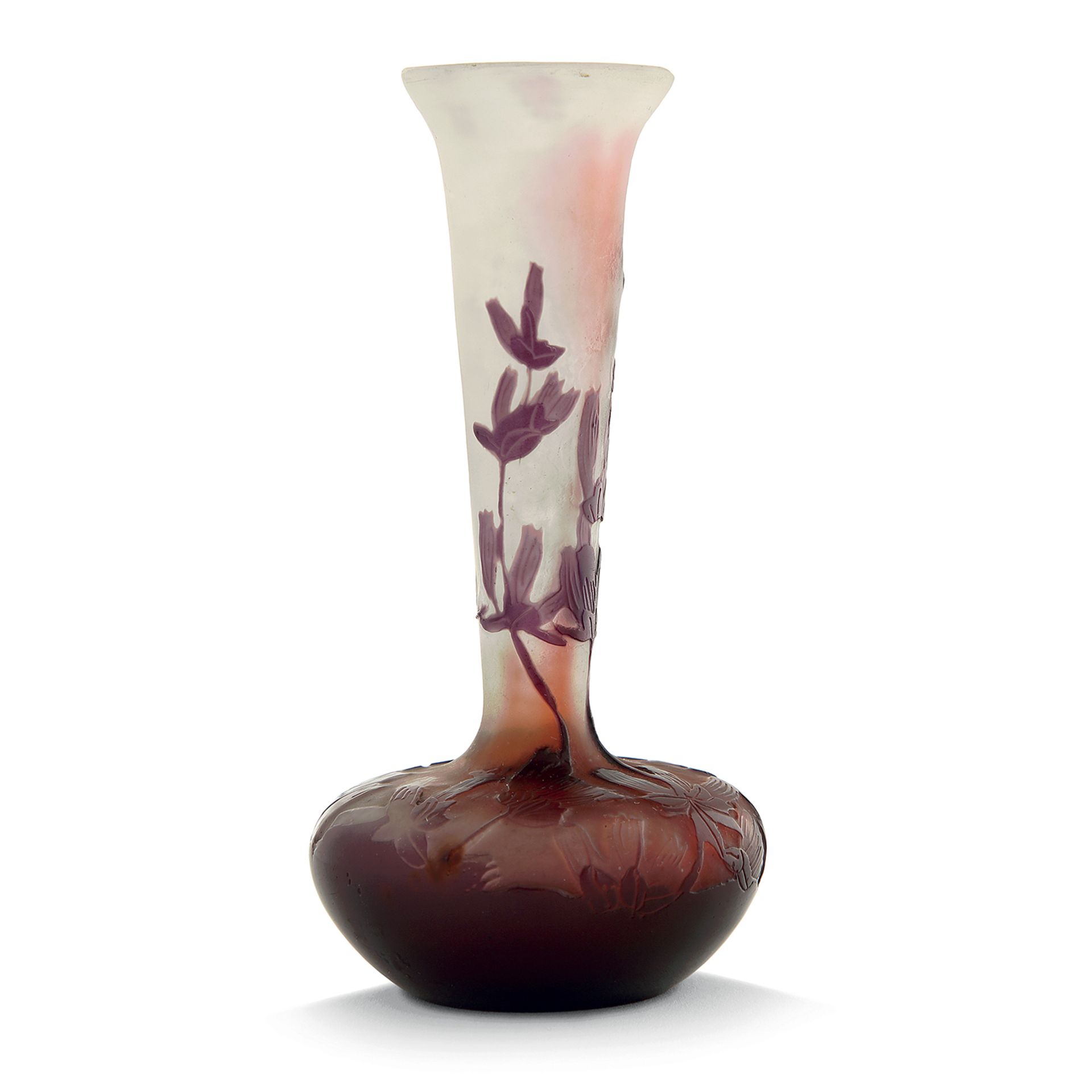 ÉTABLISSEMENTS GALLÉ (1904-1936) - Vase soliflore en verre multicouche violet sur [...]