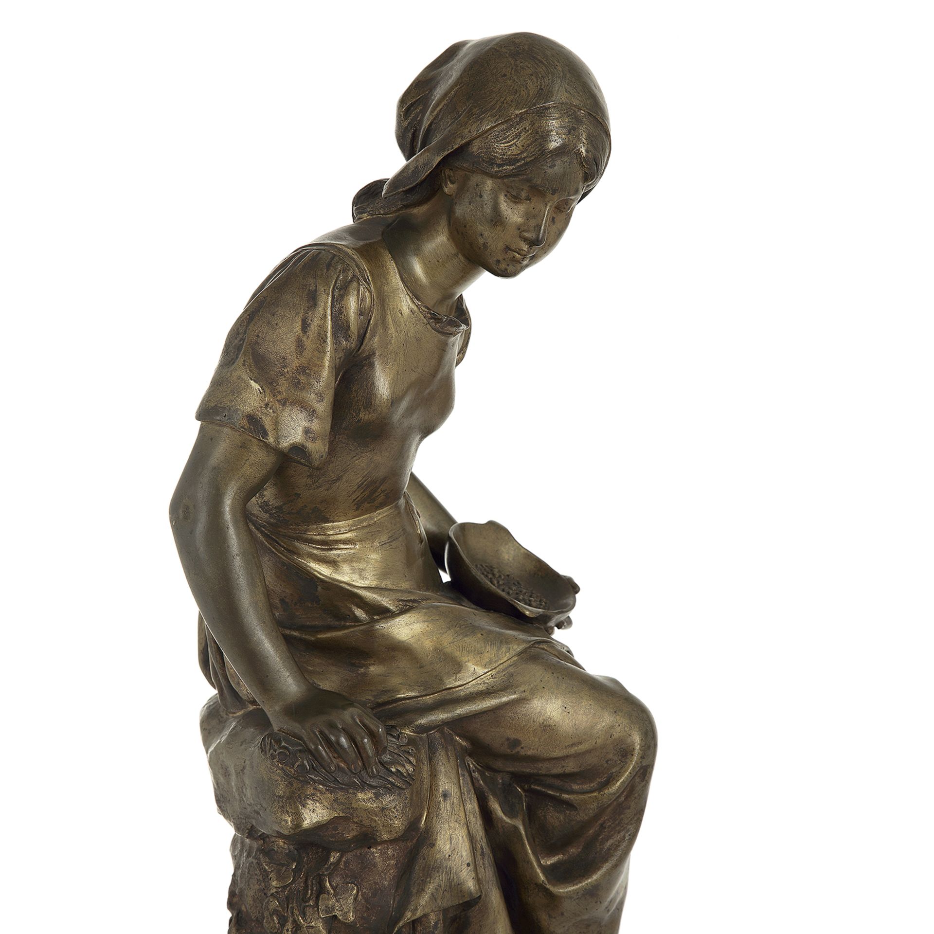 MATHURIN MOREAU (1822-1912) - JEUNE PAYSANNE NOURRISSANT DES OISEAUX - Bronze de [...] - Image 3 of 3