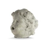 ÉCOLE FRANÇAISE VERS 1700 - Tête de Putto - Élément de fontaine en marbre [...]
