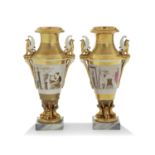 PARIS, PAIRE DE VASES, ÉPOQUE EMPIRE - en porcelaine munis de deux anses en forme [...]