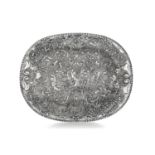 GRAND PLAT OVALE DE PRÉSENTATION EN ARGENT - à décor au repoussé d’armoiries [...]