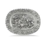 PLAT OVALE EN ARGENT - Dans le goût du XVIIe siècle, à décor au repoussé [...]