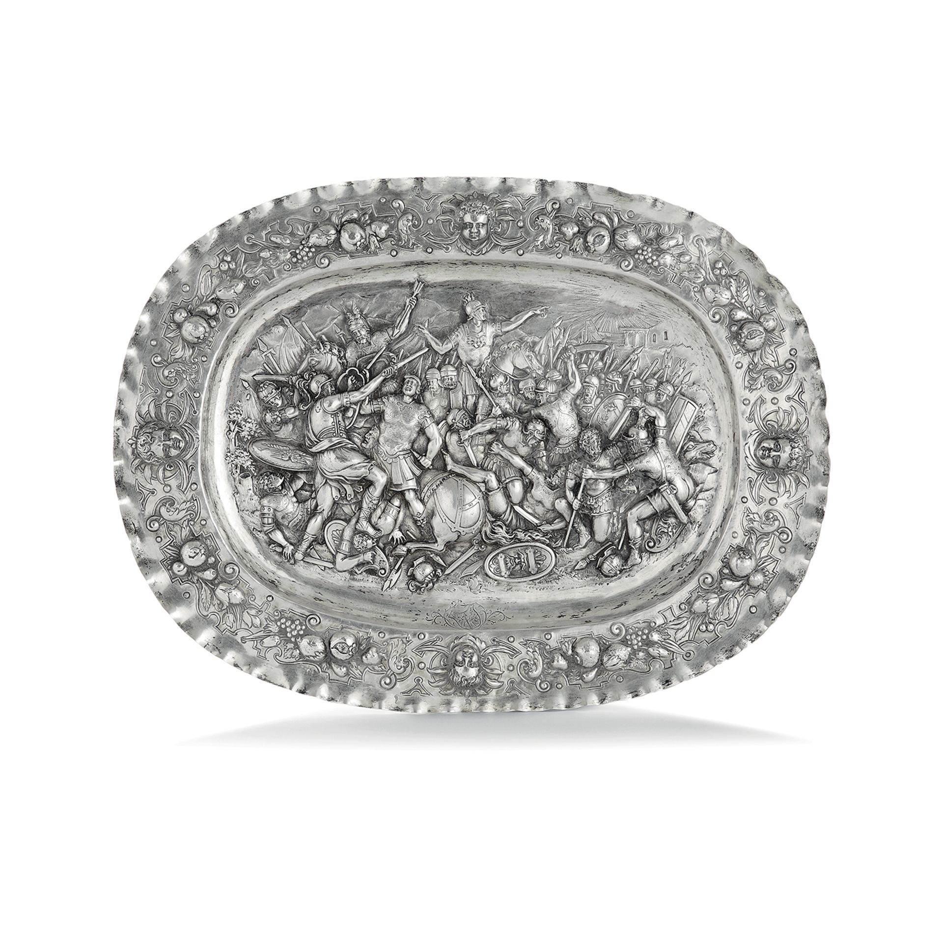 PLAT OVALE EN ARGENT - Dans le goût du XVIIe siècle, à décor au repoussé [...]