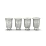 SUITE DE QUATRE TIMBALES TULIPE EN ARGENT (950), PARIS, XXe SIÈCLE - posant sur [...]