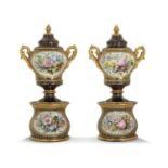 PARIS, PAIRE DE VASES COUVERTS, DEUXIÈME MOITIÉ DU XIXe SIÈCLE - de forme [...]