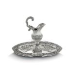 AIGUIÈRE ET BASSIN EN ARGENT (800), PORTO, VERS 1853, - à décor gravé et au [...]