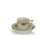 TOURNAI, TASSE ET SA SOUCOUPE, FIN DU XVIIIe SIÈCLE - en porcelaine tendre à [...]