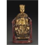 STATUETTE DE DIGNITAIRE - en bois sculpté et laqué rouge et doré, figuré assis [...]