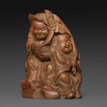 GROUPE - en bambou sculpté, représentant les frères Hoho souriants, l'un portant [...]