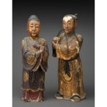 COUPLE DE DIGNITAIRES - en bois laqué et doré, la femme en vêtement traditionel, [...]