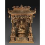 PETIT AUTEL - en bois sculpté partiellement doré, reprenant la forme d'un temple [...]