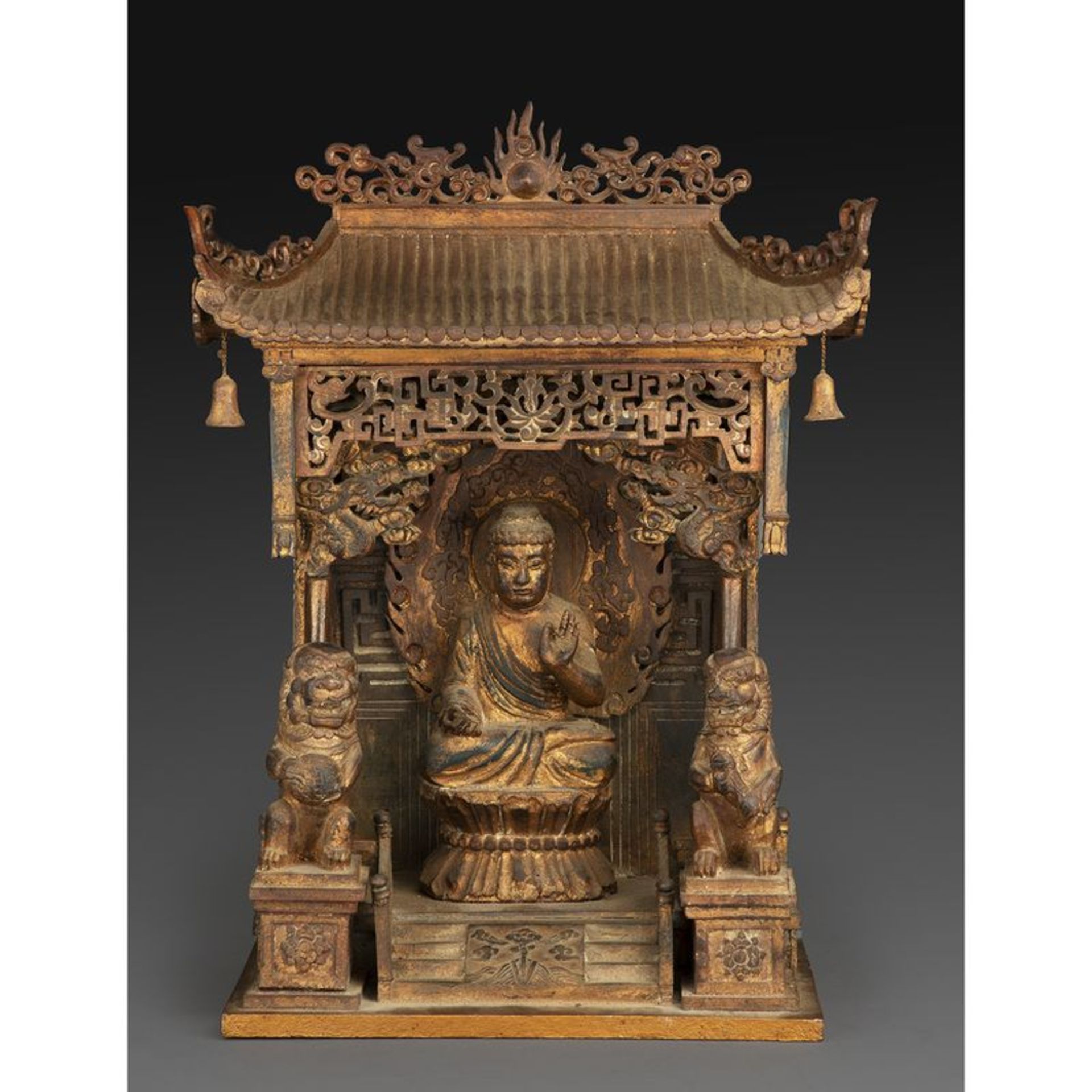 PETIT AUTEL - en bois sculpté partiellement doré, reprenant la forme d'un temple [...]