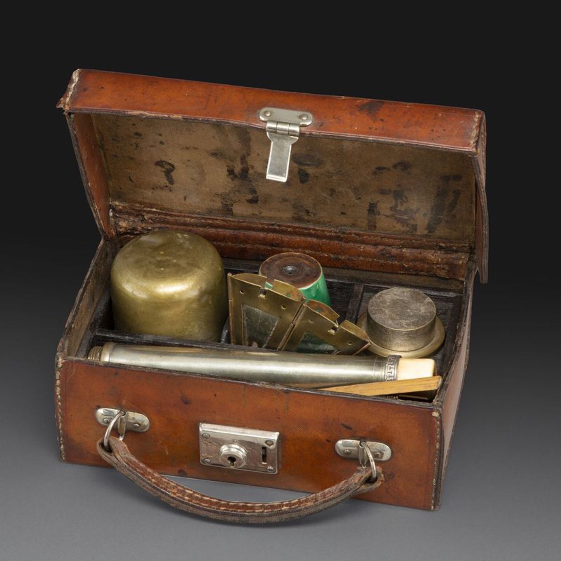 VALISETTE DE VOYAGE - contenant un nécessaire de fumeur d'opium, comprenant une [...]