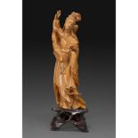 STATUETTE - en bois finement sculpté, représentant une jeune femme tenant un [...]