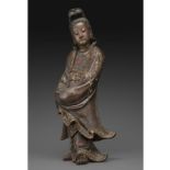 GRANDE STATUETTE DE GUANYIN - en bois laqué, représentée debout, vêtue d'une [...]