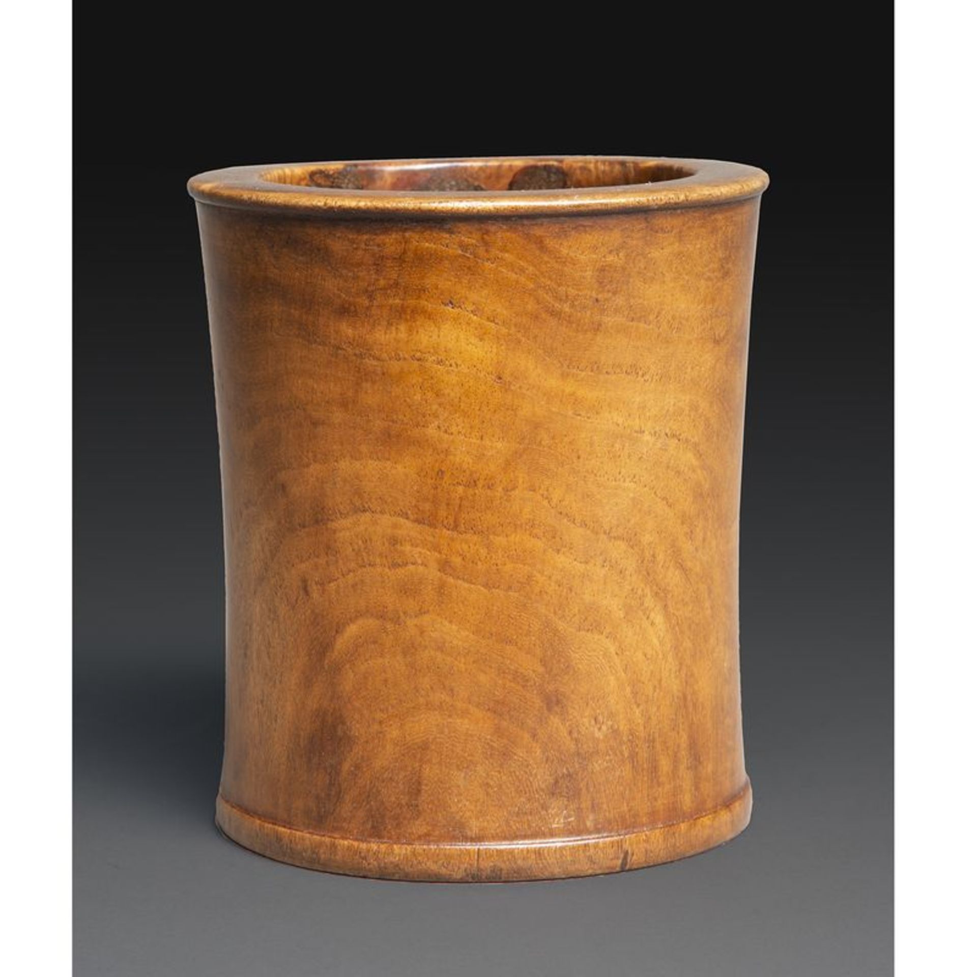 POT À PINCEAUX BITONG - en bois de Tielimu de belle patine, de forme circulaire à [...]