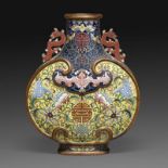 VASE DE FORME GOURDE APLATIE - en bronze doré et émaux cloisonnés polychromes, [...]