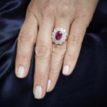 TRAVAIL FRANCAIS - BAGUE RUBIS ENTOURAGE - Elle est ornée d'un rubis ovale dans un [...]