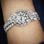 TRAVAIL FRANCAIS ANNEES 1960 - IMPORTANT BRACELET JOAILLERIE DIAMANTS - Au centre [...]