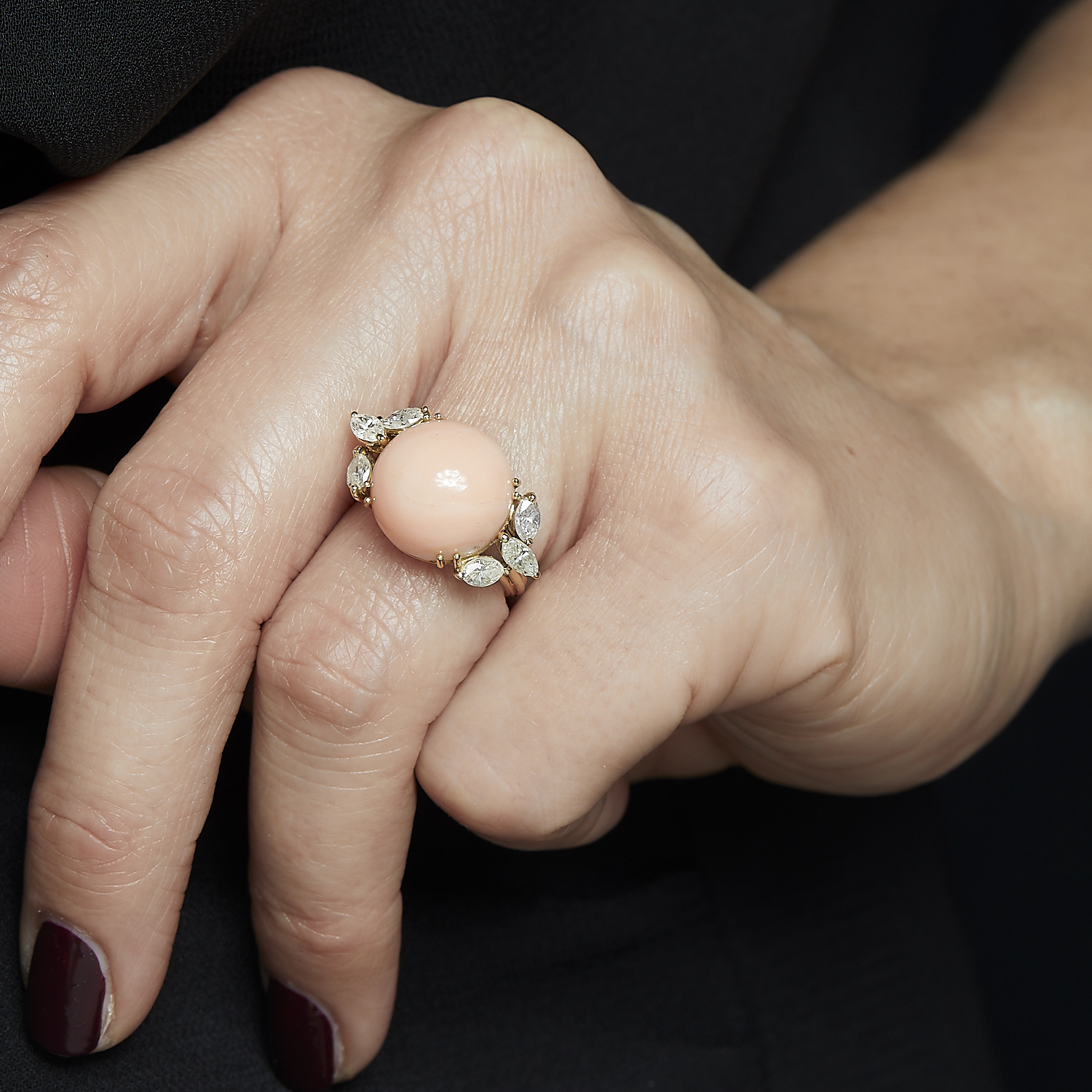 BAGUE CORAIL PEAU D'ANGE - Elle est ornée d'un cabochon rond de corail peau d'ange [...]