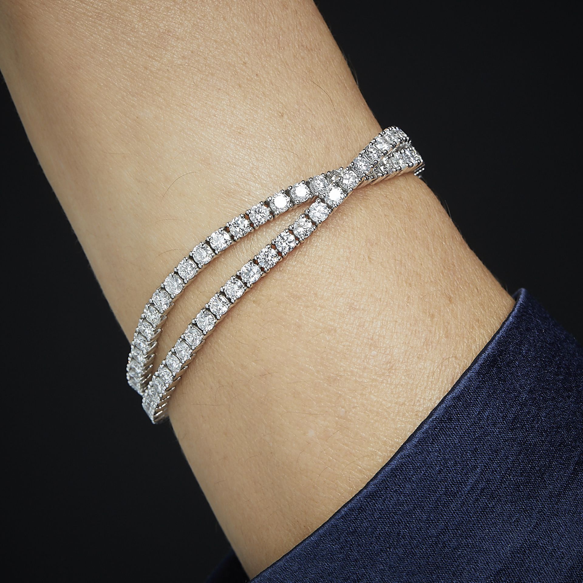 BRACELET DOUBLE RANGS DIAMANTS - Le long bracelet forme deux tours sertis de [...]