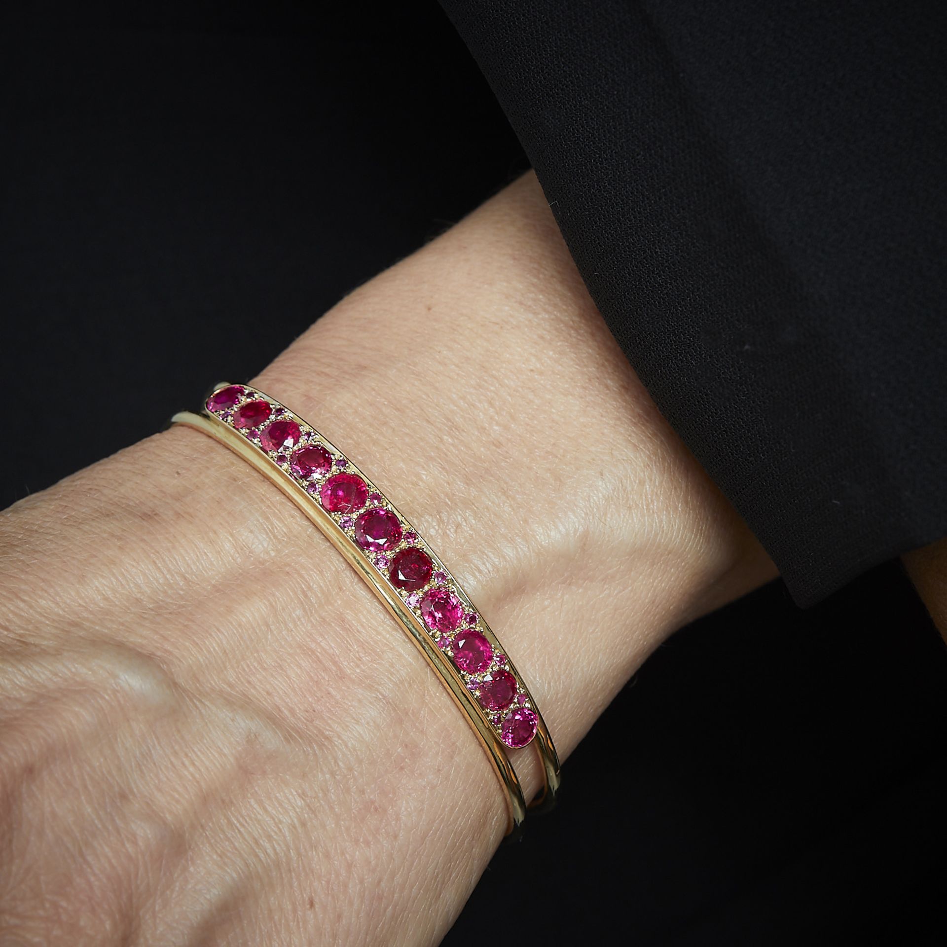 ƒƒ BRACELET JONC RUBIS - Le bracelet rigide ouvert est souligné d'une ligne de [...]