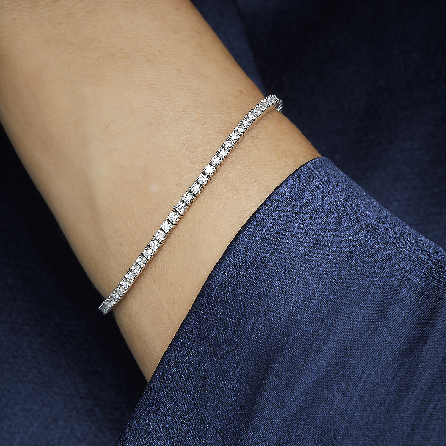 BRACELET LIGNE DIAMANTS - Il est composé d'une suite de diamants taille brillant en [...]