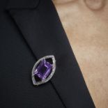 ANNEES 1910 - ELEGANTE BROCHE AMETHYSTE - Elle est de forme navette, au centre une [...]