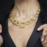 ANNEES 1970 - COLLIER MAILLONS CARRES - Le collier est composé d'une frise de [...]