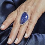 BAGUE GRANDE TANZANITE - Elle est ornée d'une tanzanite triangulaire taillée en [...]