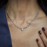 COLLIER OR GRIS DIAMANTS SERTI CLOS - TB, navette ent diam un central plus important [...]