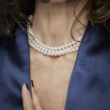 MIKIMOTO - COLLIER RAS DE COU PERLES DE CULTURE - Il est composé de trois rangs de [...]