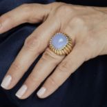 BAGUE DOME AGATE BLEUE - Elle porte un cabochon d'agate beue dans un fin entourage [...]