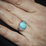 TRAVAIL FRANCAIS EPOQUE ART DECO - BAGUE CABOCHON TURQUOISE - Elle porte un [...]