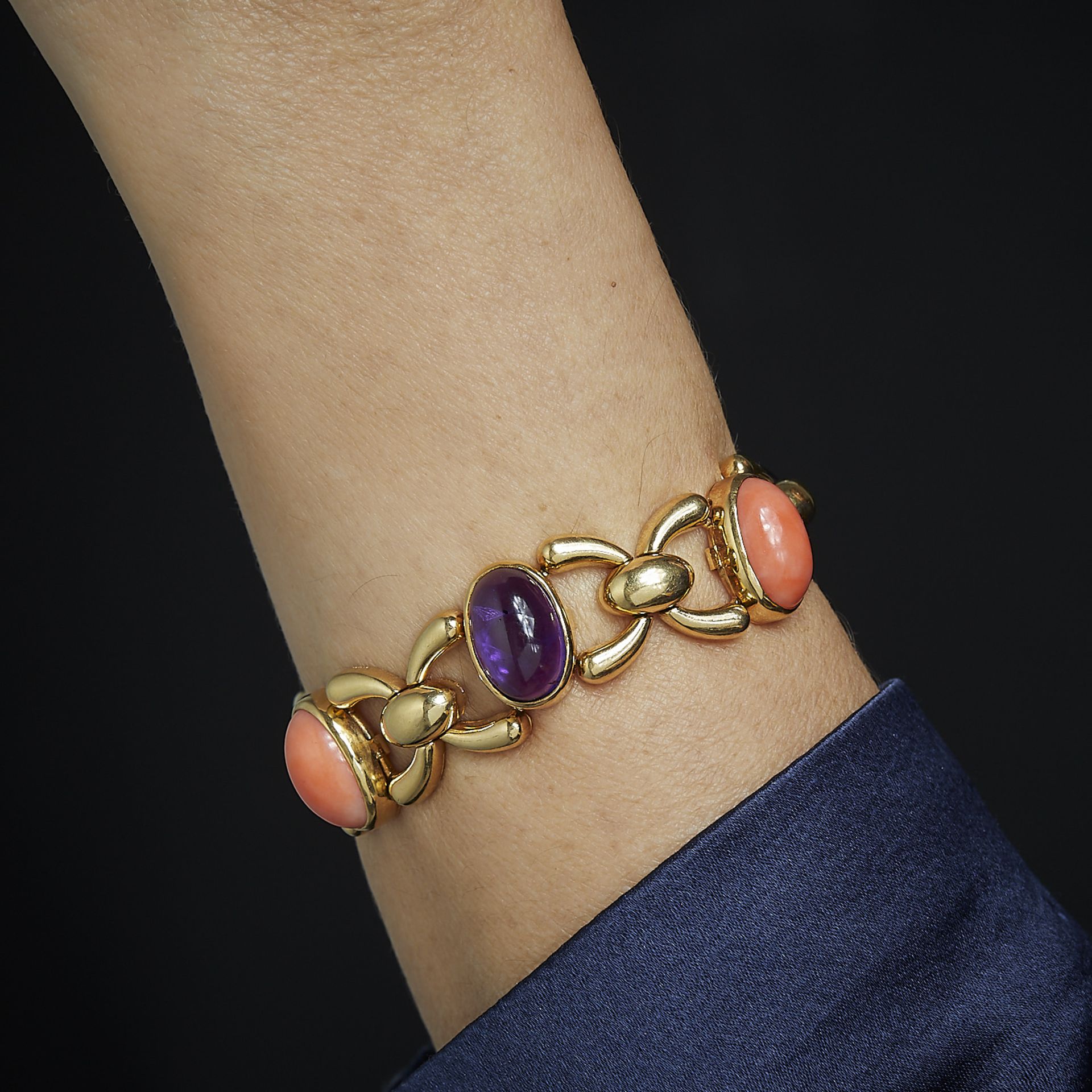 CARTIER ANNEES 1960 - BRACELET CABOCHON AMETHYSTE ET CORAIL - Les cabochons [...]