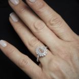 BAGUE DIAMANT FANCY PINKISH BROWN - Le diamant central est de forme ovale dans un [...]
