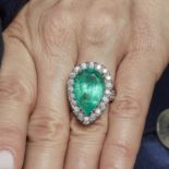 BAGUE EMERAUDE 11,85 CARATS - Elle est ornée d'une émeraude poire en châtons à [...]