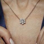 MAUBOUSSIN ANNEES 1980 - PENDENTIF MARGUERITE DIAMANT - La fleur est ornée de [...]